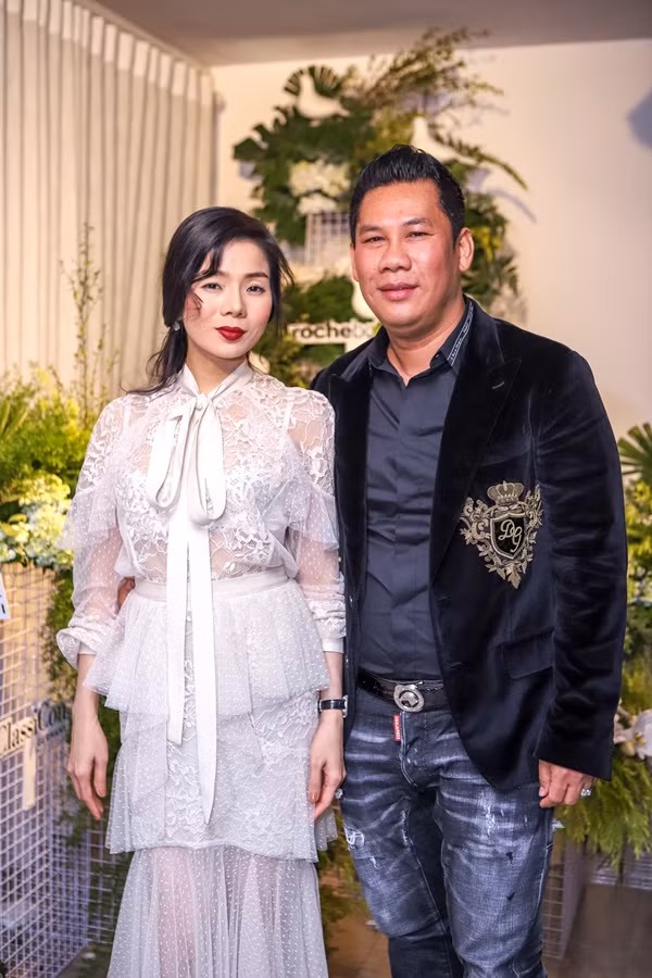 Ca sĩ Lệ Quyên sánh đôi cùng chồng tại sự kiện.