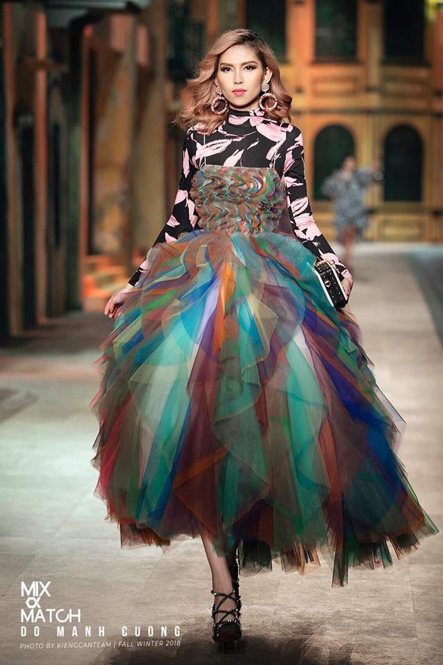 Được biết đây là trang phục nằm trong BST mới nhất vừa được NTK Đỗ Mạnh Cường trình làng cách đây không lâu.
