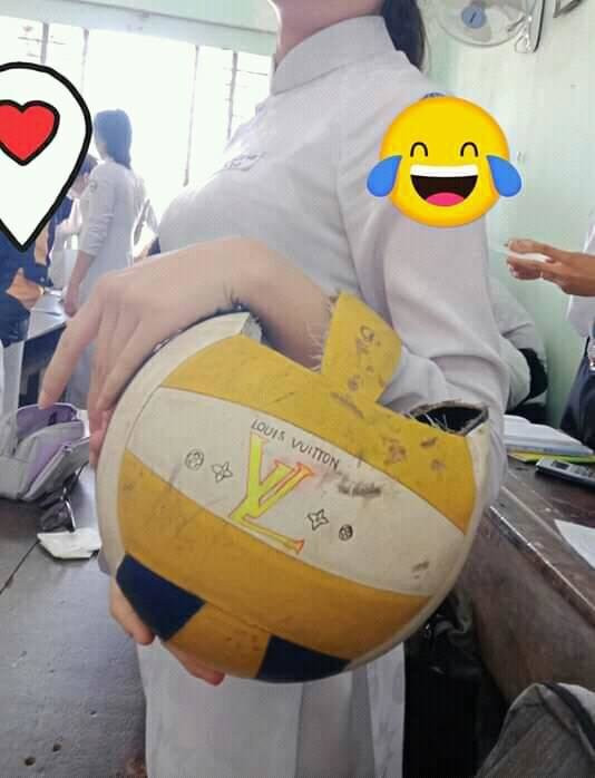 Chiếc túi độc lạ có 1-0-2 trên thị trường được sáng chế bởi các bạn học sinh. (Ảnh: Huế/Group Trường Người Ta)