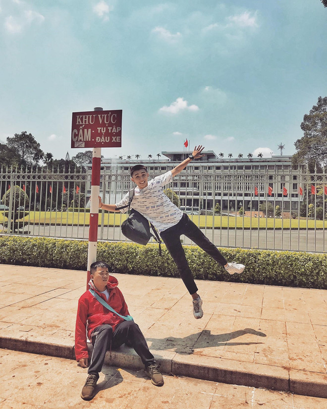 Mặt khác, Nghĩa cũng cho biết khi chụp ảnh tươi, "deep", bạn bè đều vào trêu và hỏi ai trong hình. Vì thế, Nghĩa chọn cho mình những biểu cảm khó hiểu mỗi khi chụp hình.