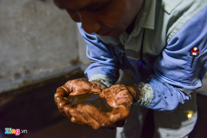 Trong quá trình thau rửa bể nước ngầm tại tòa nhà Golden Land (275 Nguyễn Trãi, Hà Nội) ngày 21/10, người dân phát hiện nước sinh hoạt có màu nâu đen, bốc mùi khét nồng nặc như dầu thải. Ảnh: Hoàng Đông.