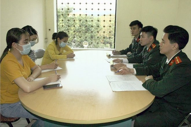 Công an xử phạt các cá nhân tung tin sai sự thật liên quan bệnh nhân Covid-19 thứ 17. (Ảnh: Công an Lào Cai)