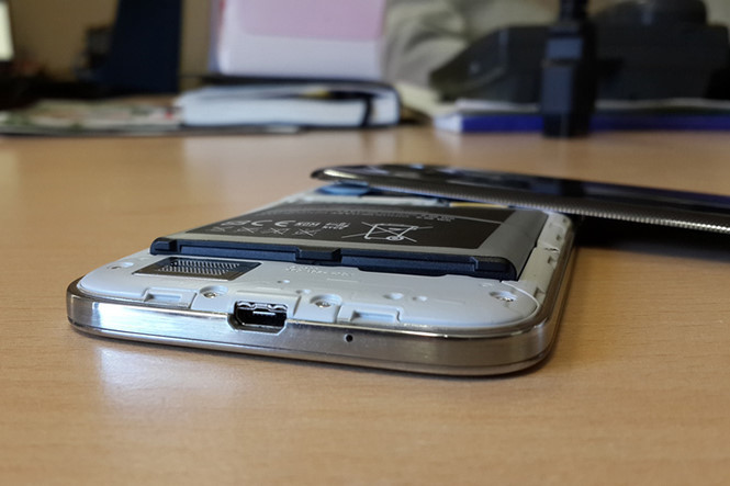 Pin phình lên là một dấu hiệu cảnh báo, bạn tuyệt đối không nên tiếp tục sử dụng. ẢNH: AFP.