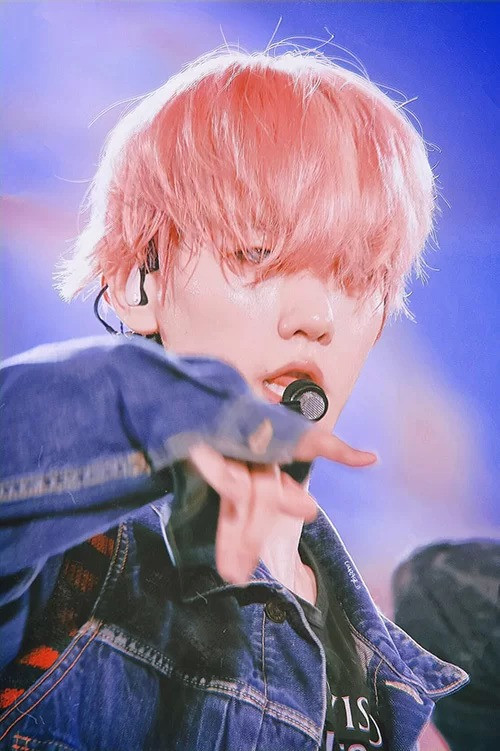 Tông màu này hợp với làn da "trắng đến phát sáng" của Baekhyun. Mỹ nam EXO từng nhiều lần nhuộm tóc hồng trong các đợt quảng bá và luôn được khen ngợi hết lời.