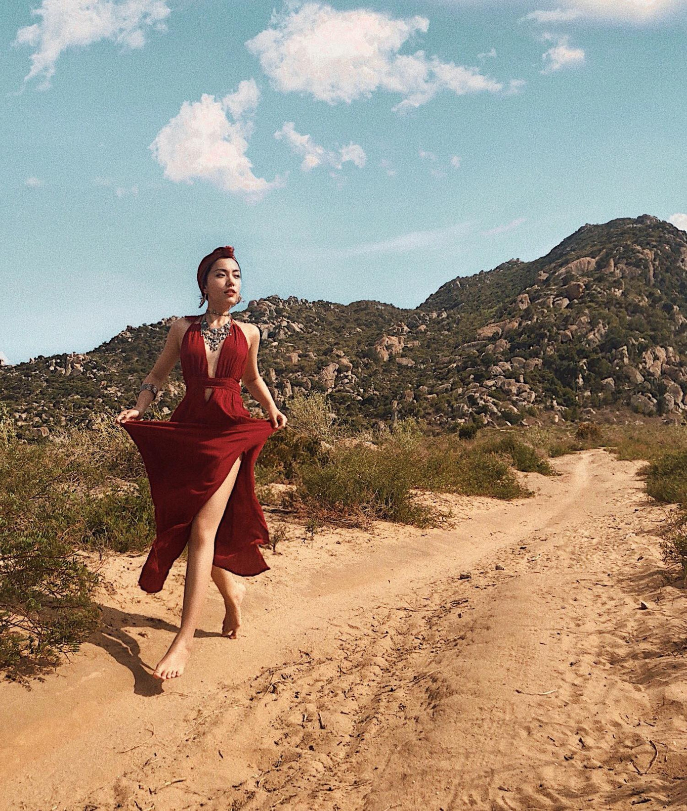 Hà Trúc bật mí về cung đường Quốc Phòng với núi đá vô cùng đẹp, ngừng xe ở bất kỳ đâu cũng có thể chụp ảnh.