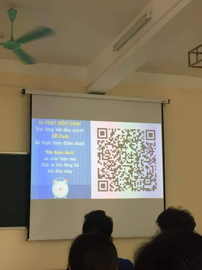Sinh viên quét mã QR rồi điền thông tin cá nhân vào bảng biểu xuất hiện trên điện thoại. Ảnh: HLU News. Sinh viên quét mã QR rồi điền thông tin cá nhân vào bảng biểu xuất hiện trên điện thoại. Ảnh: HLU News.