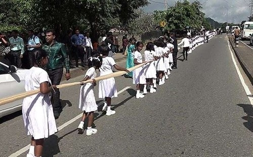 Những đứa trẻ nghỉ học để tham gia đám cưới hoành tráng.