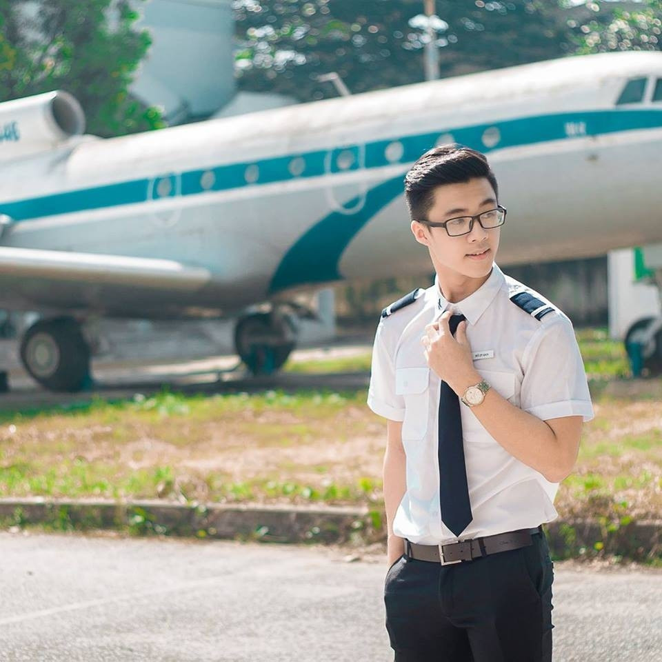 Sở hữu ngoại hình ưa nhìn cùng chiều cao 1m77, trông cậu bạn thật bảnh bao trong bộ đồng phục của Học viện Hàng không.