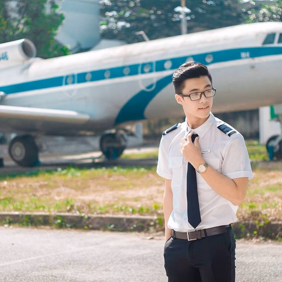 Sở hữu ngoại hình ưa nhìn cùng chiều cao 1m77, trông cậu bạn thật bảnh bao trong bộ đồng phục của Học viện Hàng không.