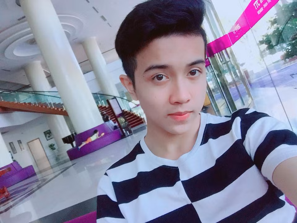 Vẻ điển trai vô cùng thư sinh làm sao!