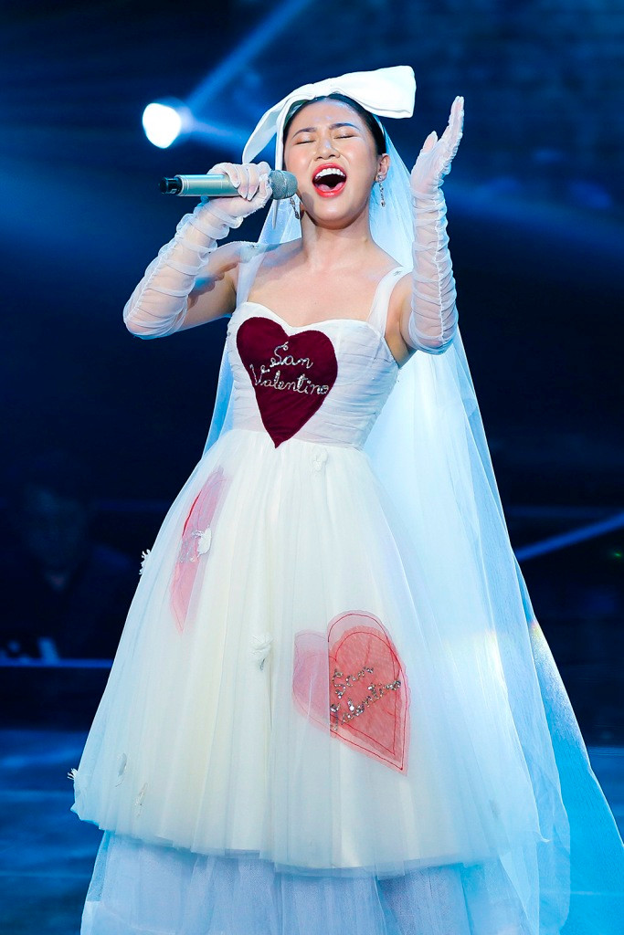 Văn Mai Hương hóa cô dâu xinh đẹp, lần đầu hát hit mới trên sóng truyền hình ảnh 4