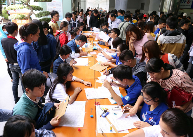 Thí sinh làm thủ tục nhập học năm 2018 tại một trường công tự chủ tài chính. ẢNH: NGỌC DƯƠNG.