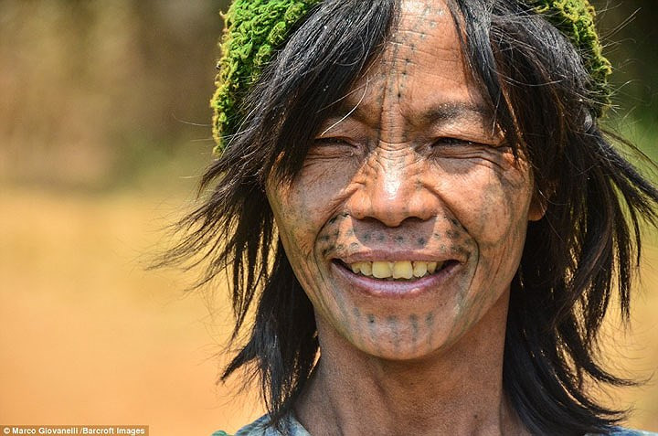 Tập tục kỳ lạ này xuất hiện từ thế kỷ XI, những người phụ nữ còn trinh lựa chọn xăm hình nhằm làm biến đổi khuôn mặt, tránh vua chúa bắt làm nô lệ.