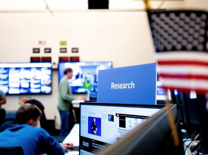 Từ đây, nhà bán lẻ có thể mua quảng cáo trên Facebook để hiển thị trực tiếp đến “đối tượng tùy chỉnh”. (Ảnh: NOAH BERGER/AFP via Getty Images)