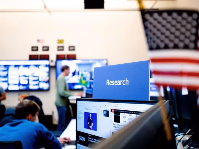 Từ đây, nhà bán lẻ có thể mua quảng cáo trên Facebook để hiển thị trực tiếp đến “đối tượng tùy chỉnh”. (Ảnh: NOAH BERGER/AFP via Getty Images)