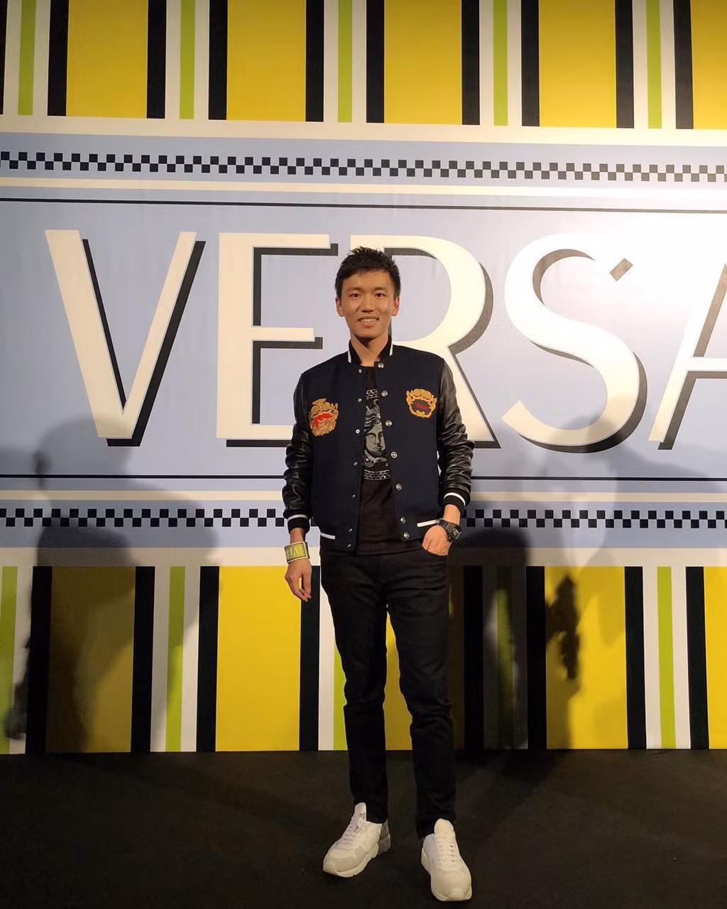Steven Zhang thường xuất hiện trong bộ vest lịch lãm. Khi diện trang phục thời trang, thiếu gia 9X trông trẻ trung đúng lứa tuổi. Ảnh: Instagram NV.
