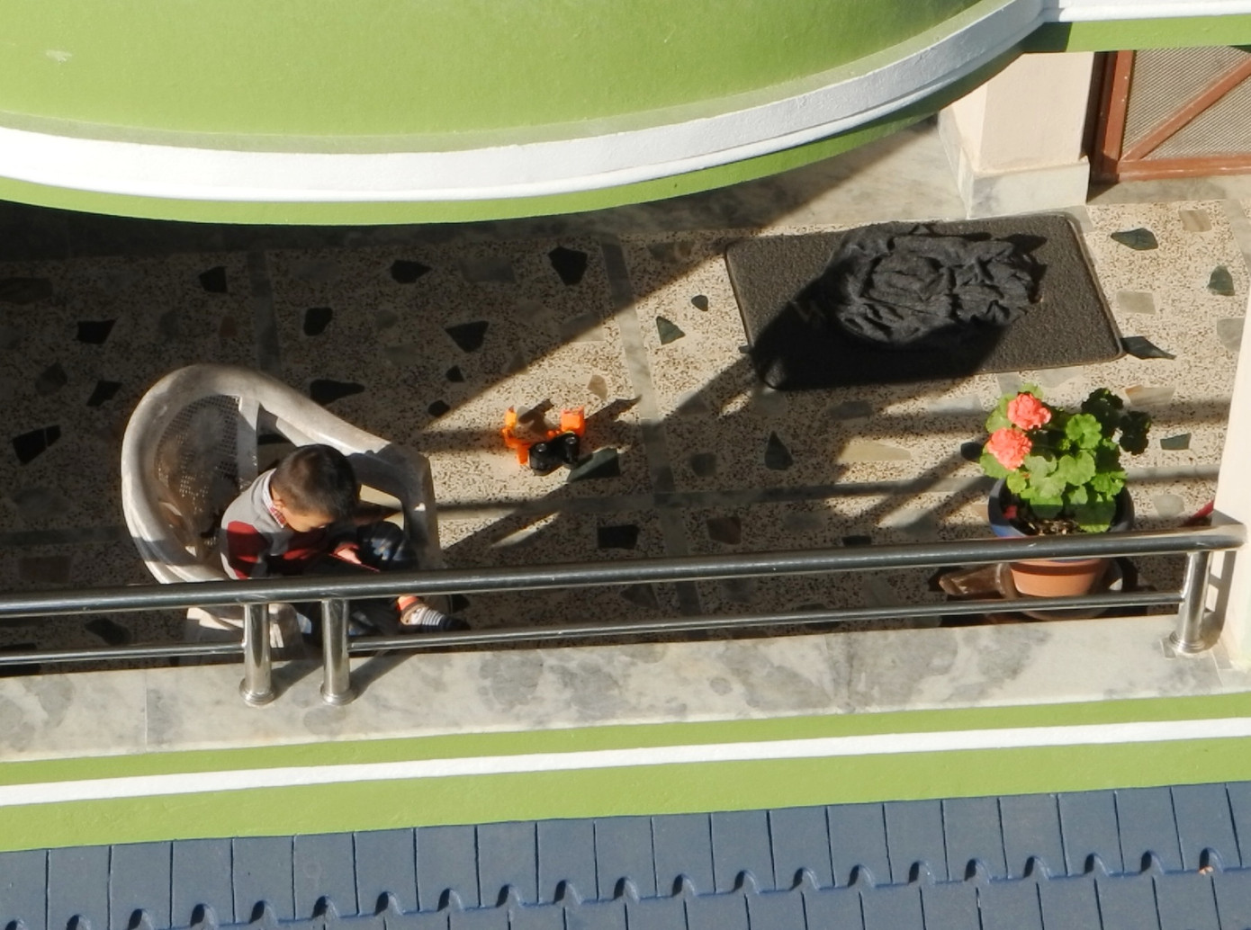 Em bé đang tắm nắng ở ban công