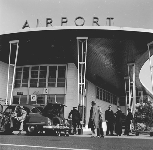 Ảnh chụp sân bay bay Idlewild ở New York, Mỹ năm 1950. Hiện có tên gọi là sân bay John F. Kennedy. Các nhà ga đến và đi của sân bay trước đây được thiết kế khá đơn giản.