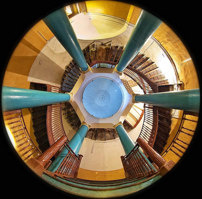 Kiến trúc kỳ lạ trong căn nhà ma quái.