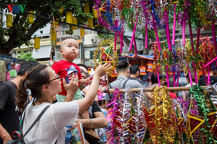 Ai cũng có kỷ niệm tuổi thơ gắn với những mùa trăng tháng Tám.