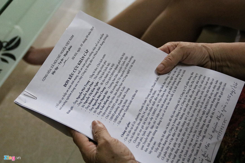 Người dân làm đơn kêu cứu đến chính quyền sau khi có các thông tin về việc thủy ngân bị rò rỉ ra môi trường. Ảnh: Hồng Quang.