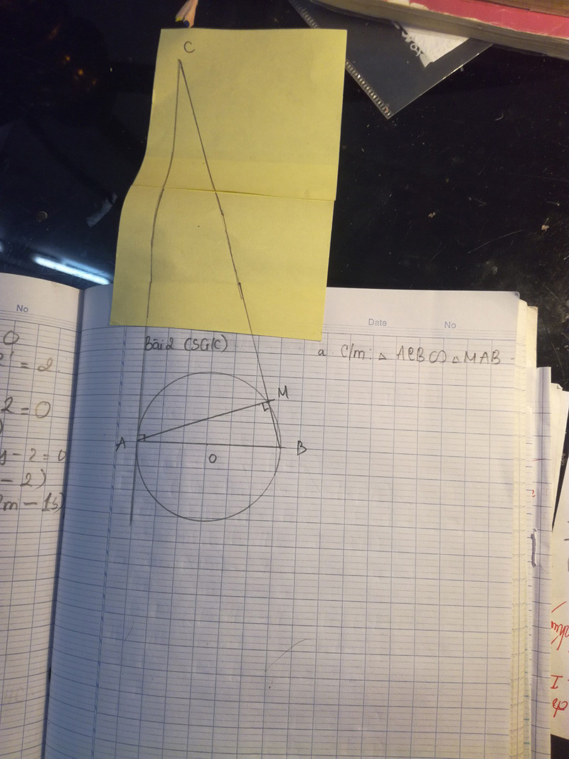 Giấy luôn là biện pháp được sử dụng thường xuyên để "chữa cháy" cho dạng bài tập này. (Ảnh: Trương Phan Minh Thảo)