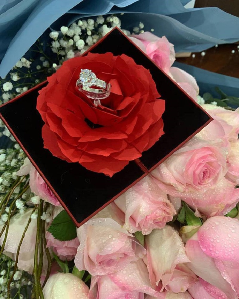 Trước đó, Quế Ngọc Hải đã tặng món quà kỷ niệm ngày cưới cho vợ của mình, đó là chiếc nhẫn kim cương óng ánh