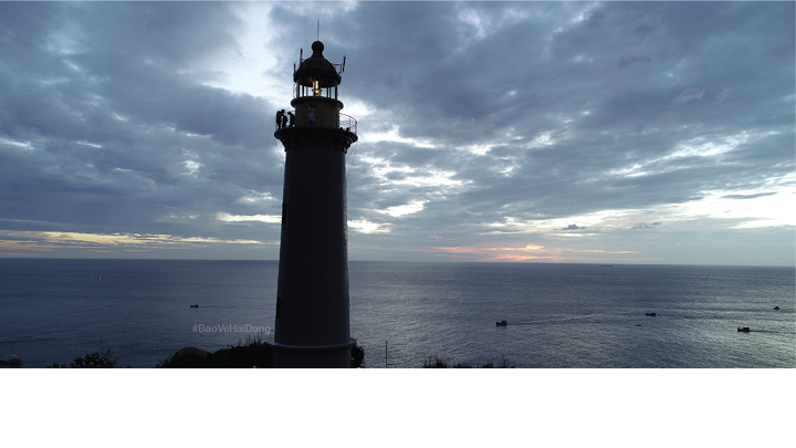 Đứng trên ngọn hải đăng phóng tầm mắt ra xung quanh, một bên là núi non trùng điệp, một bên là biển rộng mênh mông, trên đầu mây trắng vời vợi giữa trời xanh thăm thẳm, đúng là bức tranh tuyệt tác của tạo hóa.