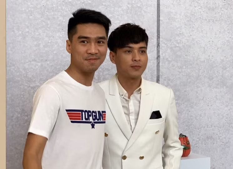 Hot streamer Pew Pew chụp ảnh bên Hồ Quang Hiếu tại sự kiện như một "fan boy".