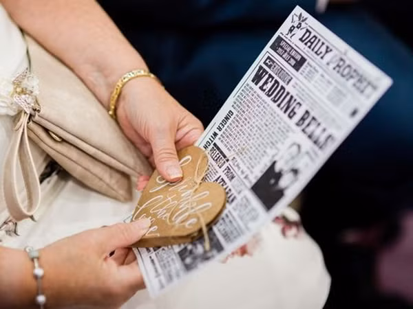 Tờ “Nhật Báo Tiên Tri”.