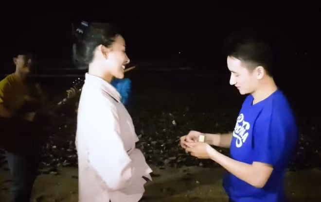 Trước đó, Phan Mạnh Quỳnh từng khiến cư dân mạng thích thú khi dành cho Khánh Vy một màn câu hôn không thể lãng mạn hơn hồi tháng 9/2018.