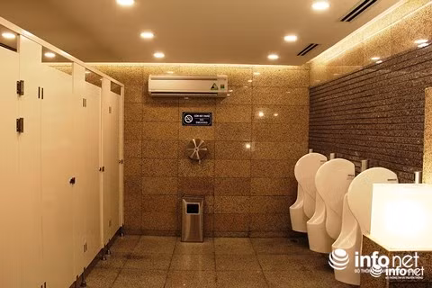 Một khu nhà vệ sinh công cộng tại phố đi bộ Nguyễn Huệ.