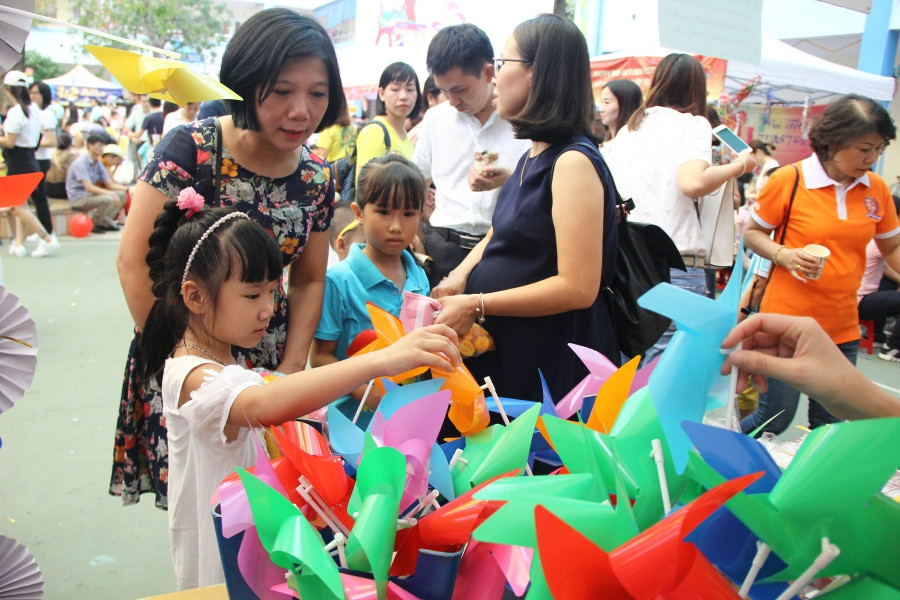 Các bé thích thú với những đồ chơi truyền thống