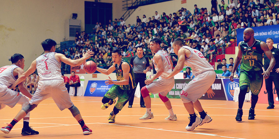 Những pha cạnh tranh gay cấn là 