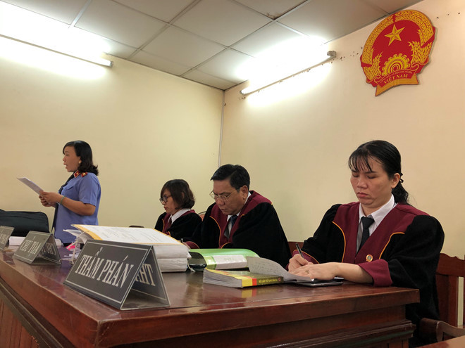 Hội đồng xét xử (ngồi) đang nghe đại diện Viện KSND TP.HCM trình bày.