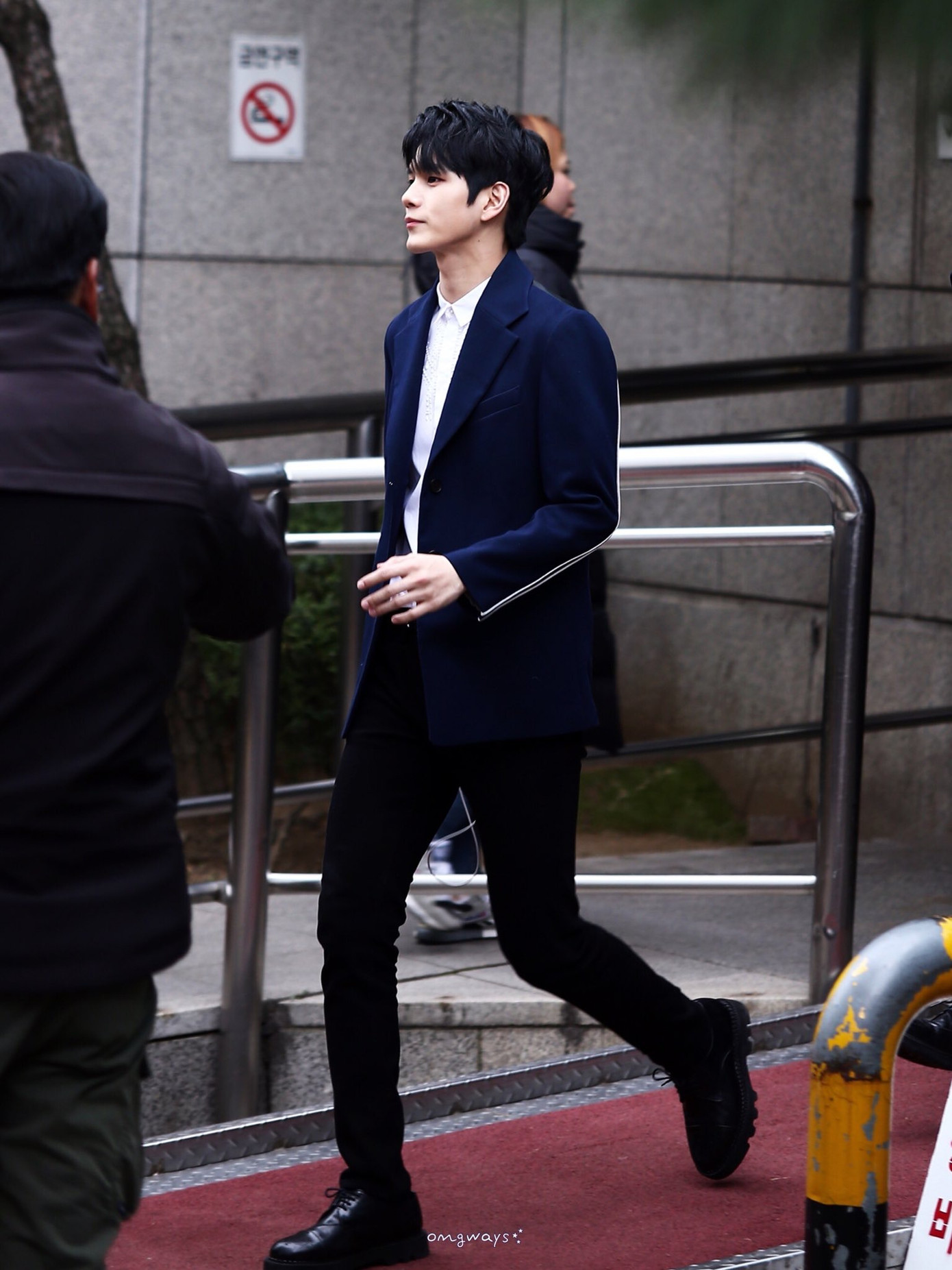 Những bức ảnh chụp vội lại giúp Ong Seongwoo khẳng định được rằng anh chàng đúng là mỹ nam từ truyện tranh bước ra. Góc nghiêng của Seongwoo quả đúng là cực phẩm với sống mũi thẳng tắp, đường xương hàm vuông vắn.