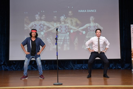 Điệu Haka đặc trưng của người Maori cũng được biểu diễn tại sự kiện.