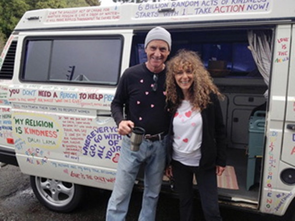 Hai bác Peter và Nance cùng chiếc xe “đi giao sự tử tế”.