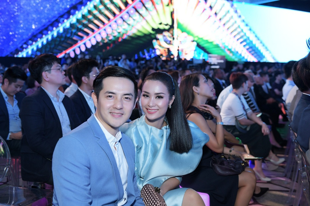 Nữ ca sĩ xuất hiện tình từ cùng bạn trai Ông Cao Thắng trong suốt sự kiện.