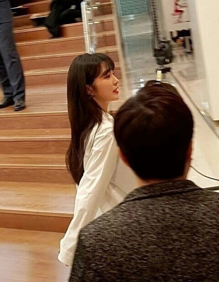 Tuy không có lợi thế về vóc dáng cao như người mẫu, nhưng Irene vẫn tỏa sáng nhờ làn da trắng bật tông cùng khuôn mặt đẹp như búp bê, dù góc thẳng hay góc nghiêng cũng đều khiến người khác muốn ngắm mãi không thôi.