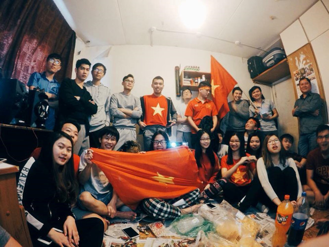 Du học sinh Việt Nam ở Nga ăn mừng chiến thắng. Ảnh: TRUNG NGHĨA VÕ.