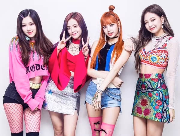 Có lẽ vì quá mệt mỏi với cơn lốc chỉ trích của cư dân mạng, mà stylist của Black Pink đã nghĩ ra chiêu mới để né bão. Đó là cho cả bốn cô gái đều mặc đồ cũ, đã từng diện biểu diễn hay quay MV từ trước. Vậy là mọi người không thể bảo rằng Black Pink bị stylist phân biệt đối xử nữa nhé.