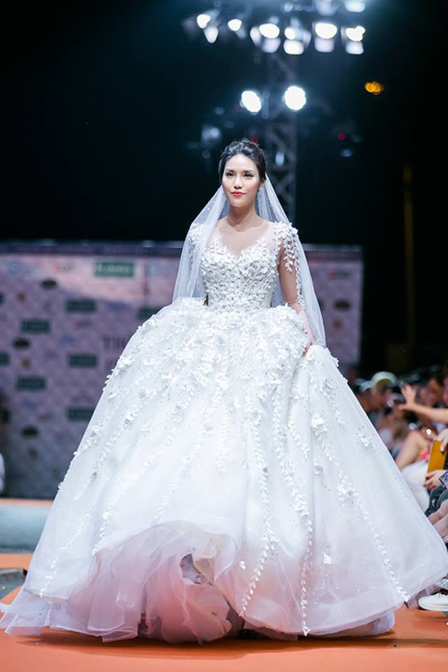 Cô dâu Lan Khuê xuất hiện xinh đẹp khiến ai cũng phải trầm trồ.