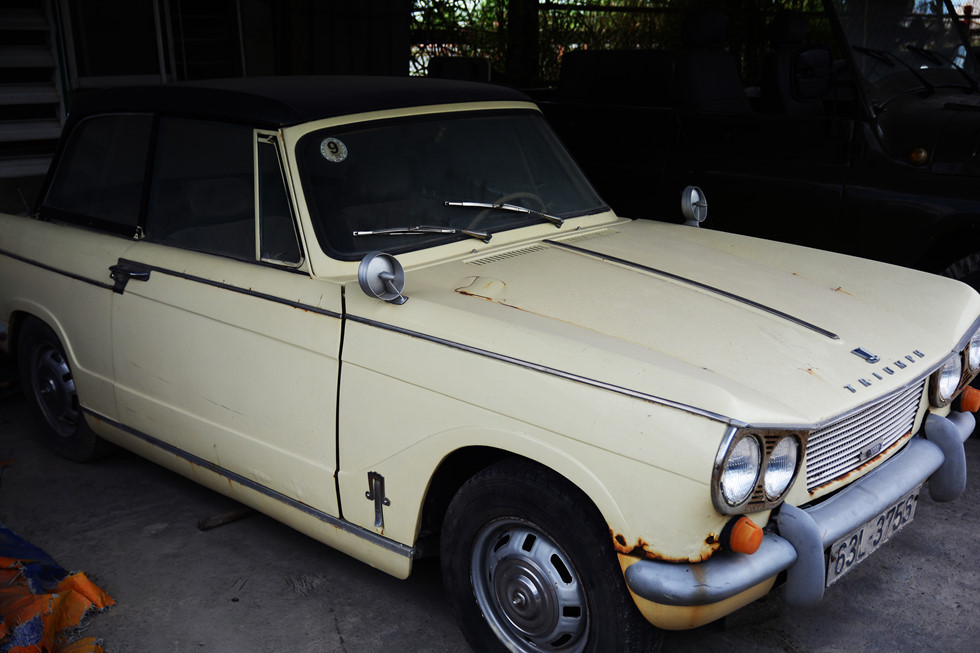 Một chiếc Triumph trong kho ô tô cổ. Với ông Giang, mỗi chiếc xe mình sở hữu đều là một cái duyên . Ảnh: HOÀI NHÂN.