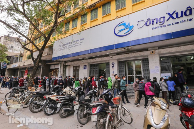 ại địa điểm bán 67 Ngô Thì Nhậm (quận Hai Bà Trưng, Hà Nội), dòng người dân xếp hàng dài trăm mét như thời bao cấp để chờ mua khấu trang kháng khuẩn.