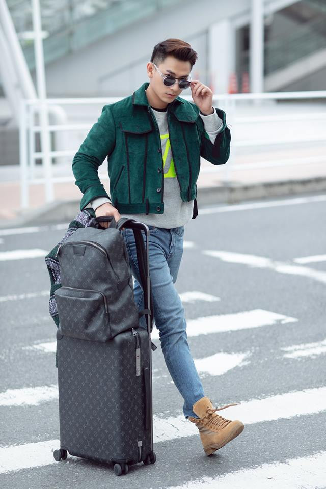 Nam tính là điều không ai phủ nhận khi nhìn về phong cách thời trang, thần thái và sự chỉn chu hình ảnh mỗi khi Isaac bước ra đường. Thậm chí anh còn chứng minh mình là tín đồ của thời trang khi mix&amp;match quần áo và phụ kiện rất hợp thời.