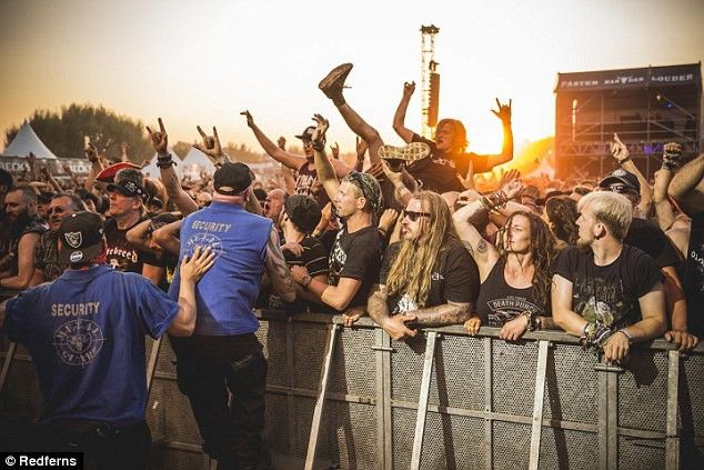 Hai cụ già người Đức đã... bí mật trốn khỏi một nhà dưỡng lão để tới xem lễ hội nhạc rock