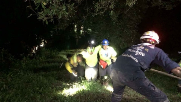 Xe chở đội cứu hộ rơi xuống vách đá khi tìm kiếm lối thông để giải cứu đội bóng. Ảnh: Twitter