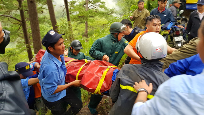 Đưa thi thể nạn nhân lên khỏi thác Datanla. ẢNH: LÂM VIÊN.