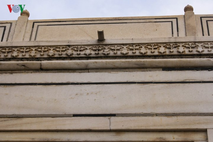 Các hoa văn tuyệt đẹp này được điêu khắc bởi những thợ giỏi đến từ Uzbekistan, Sirya, Iran, Ấn độ…Tổng cộng hơn 20.000 người đã tham gia xây dựng công trình.